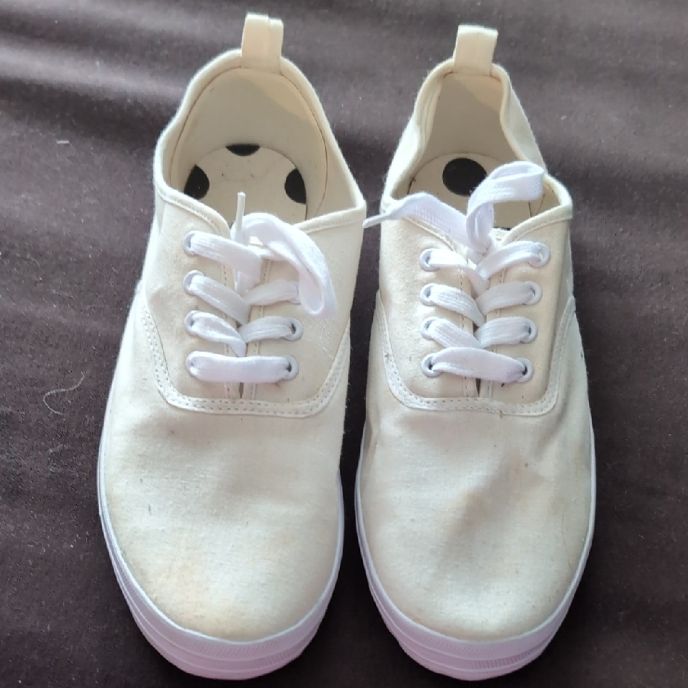 🔵 Divided Cream Canvas Sneakers